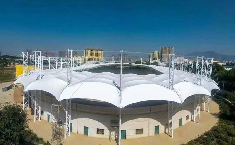 從結(jié)構(gòu)形式上膜結(jié)構(gòu)建筑可簡(jiǎn)單地概括為充氣式、骨架式和張拉式三大類口。